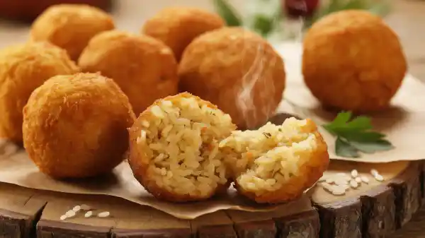 Bolinho de Arroz Crocante e Saboroso: Transforme Sobras em Petisco Irresistível!