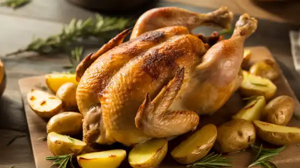 Frango Assado com Batatas: Receita Completa Para um Almoço Perfeito e Econômico